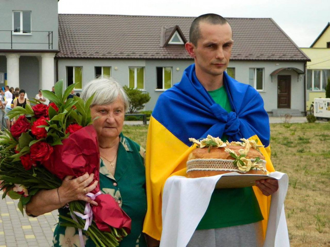 Майже три роки полону позаду: на Волині громада зі сльозами радості зустріла захисника Сергія Кизуна