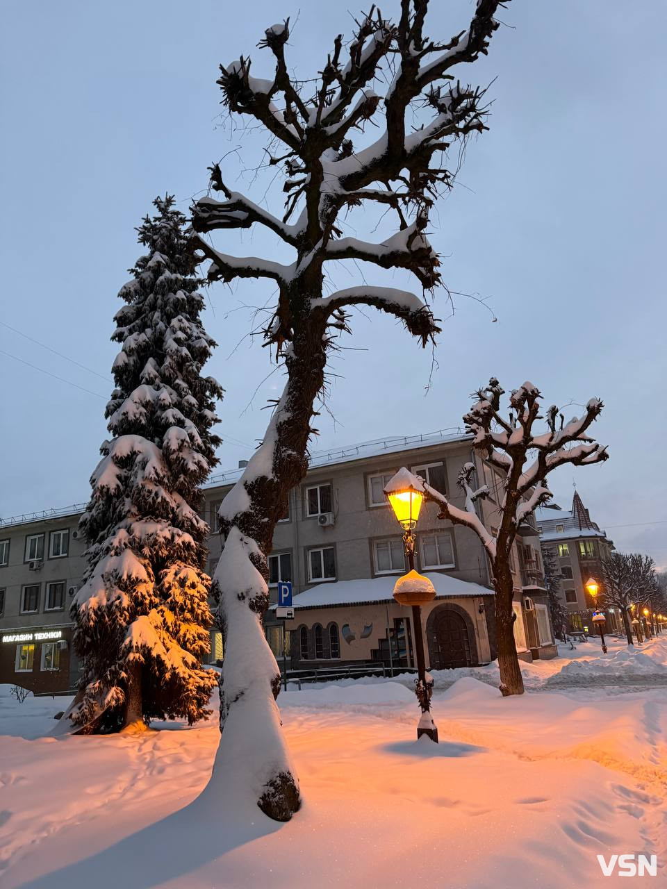 Зимова казка в Луцьку: засніжене місто та небо, що віщує мороз