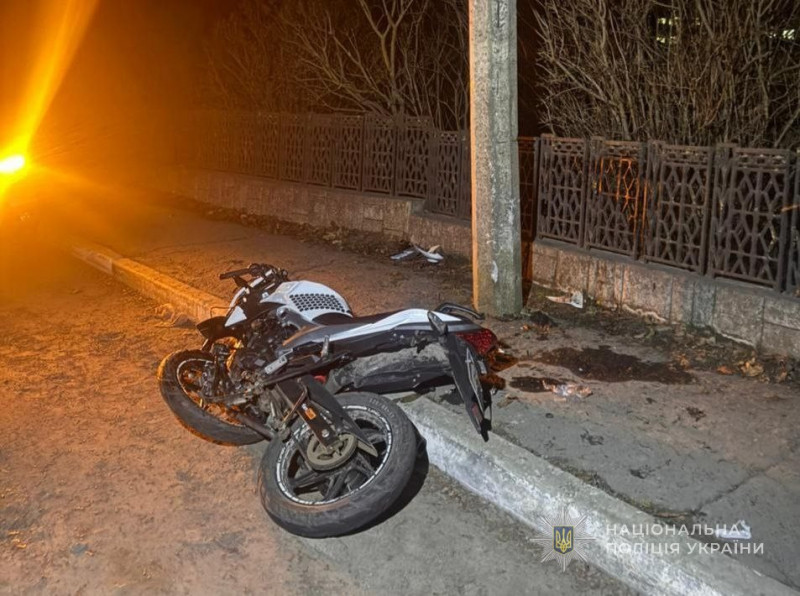 На Волині двоє юнаків на мотоциклі врізалися у стовп: постраждалі у лікарні