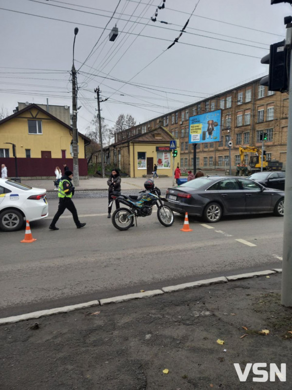 У Луцьку на пішохідному переході зіткнулися мотоцикліст та легковик