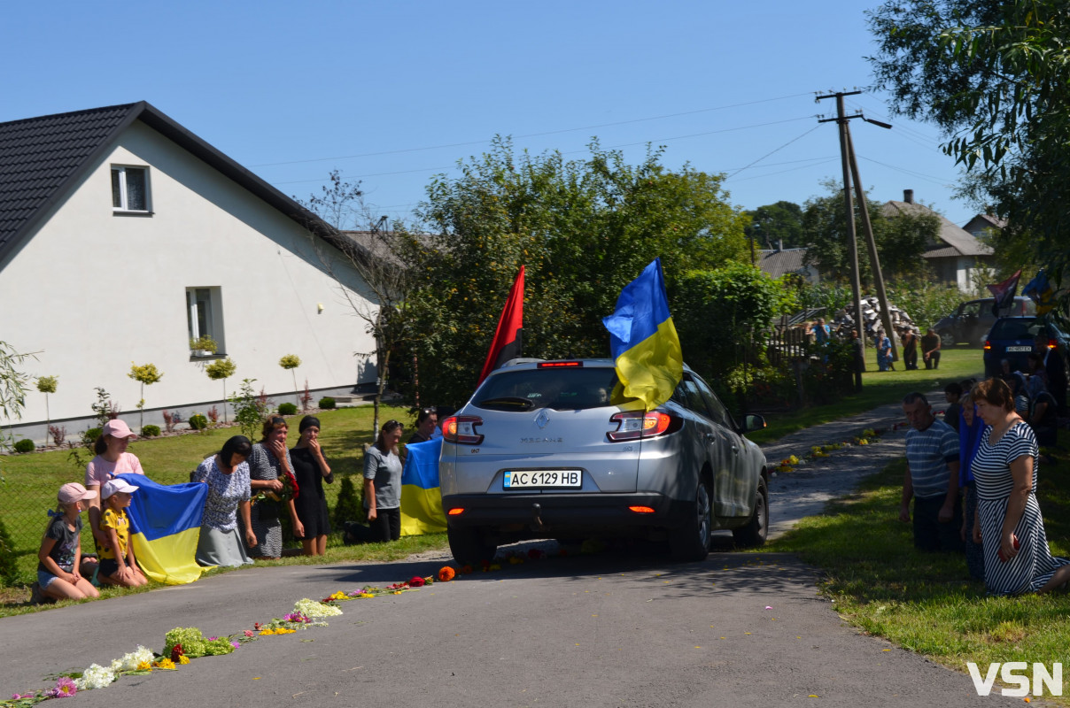 Сотні людей, прапори та квіти: востаннє додому повернувся Герой з Волині Степан Павлович