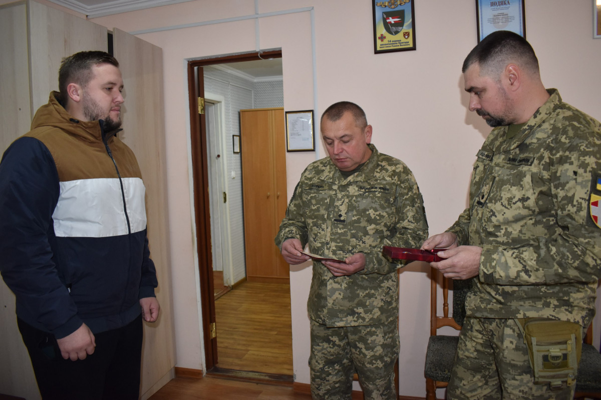 «В одній бронемашині загинуло 4 Героя з Волині»: посмертний орден батька-Героя вручили його сину. Фото