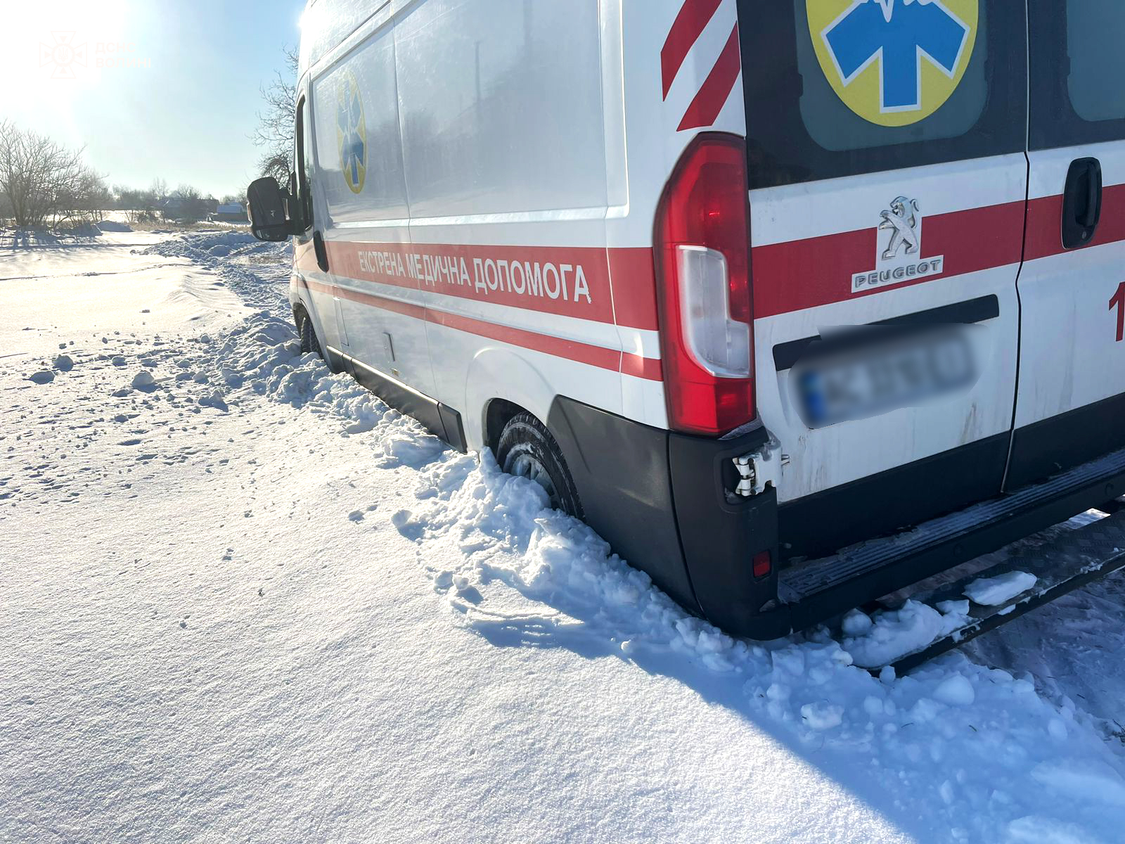 На Волині автомобіль «швидкої» застряг у сніговому заметі