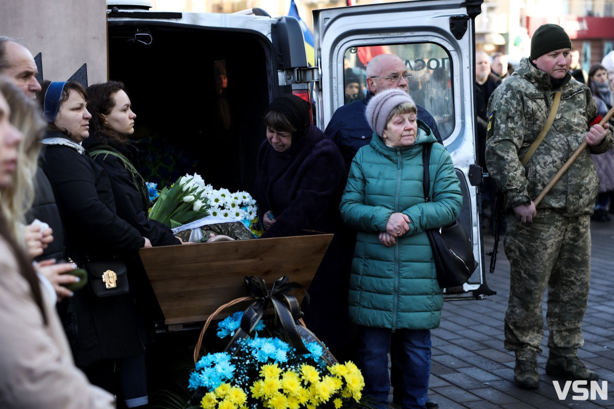 Пішов у бій, як справжній командир: прощання з Героєм у Луцьку. Фото