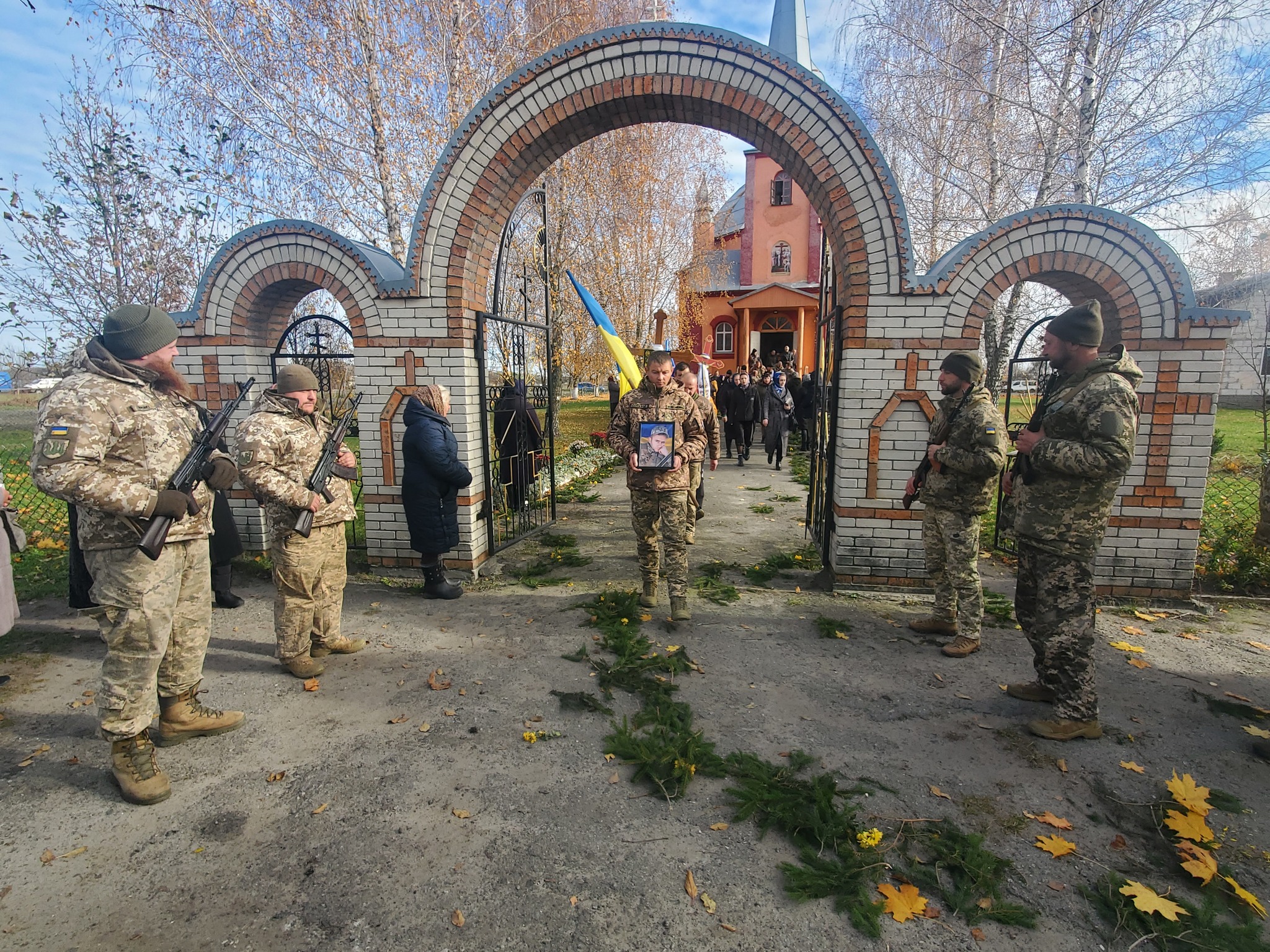 Без батька залишились дві доньки: на Волині попрощалися з Героєм Андрієм Хомичем