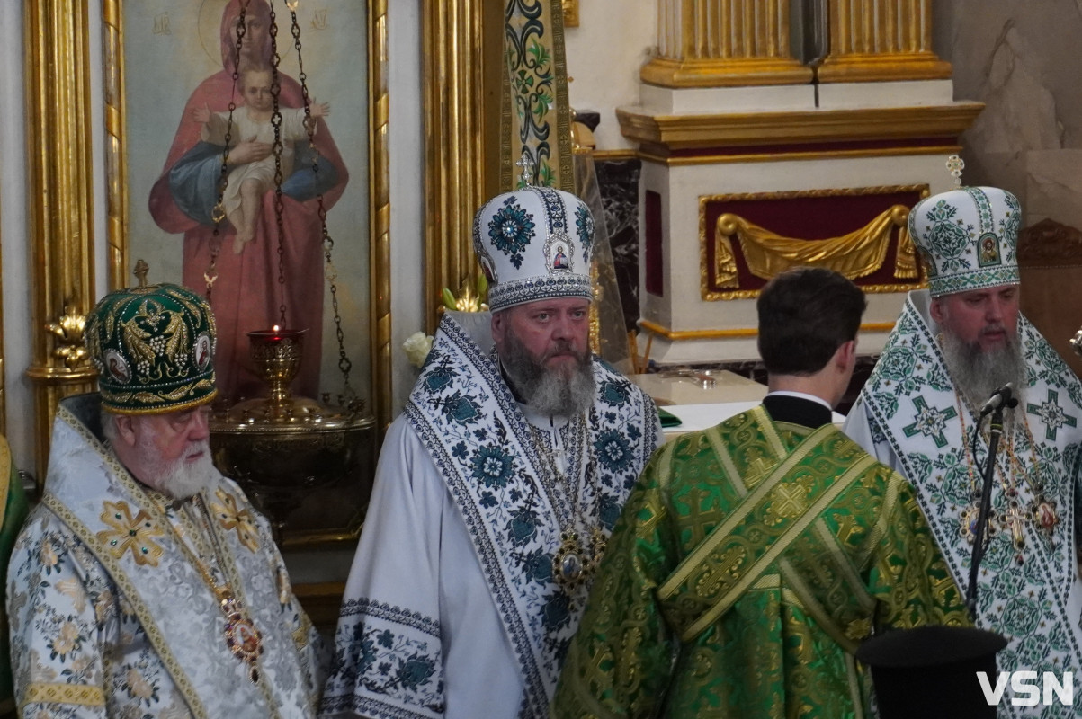 Хресна хода і спільна молитва: як минула літургія за участі Епіфанія у Луцьку. Фоторепортаж