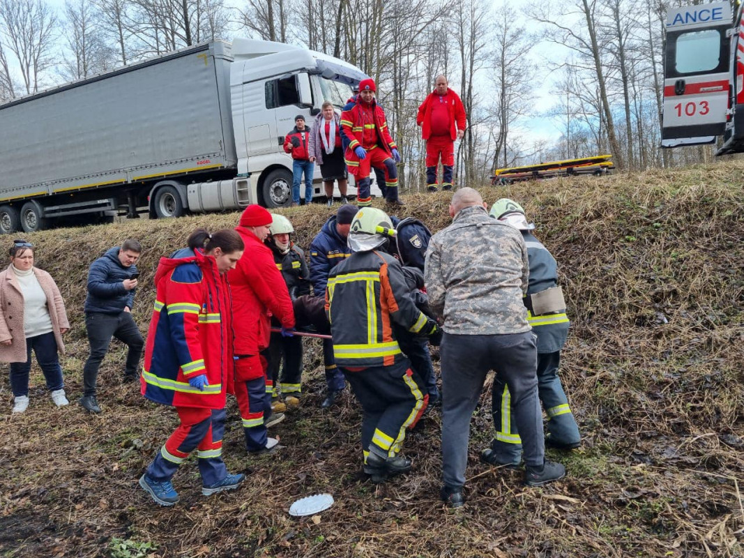 Аварія на Волині: рятувальники витягли з мікроавтобуса чоловіка, він у лікарні