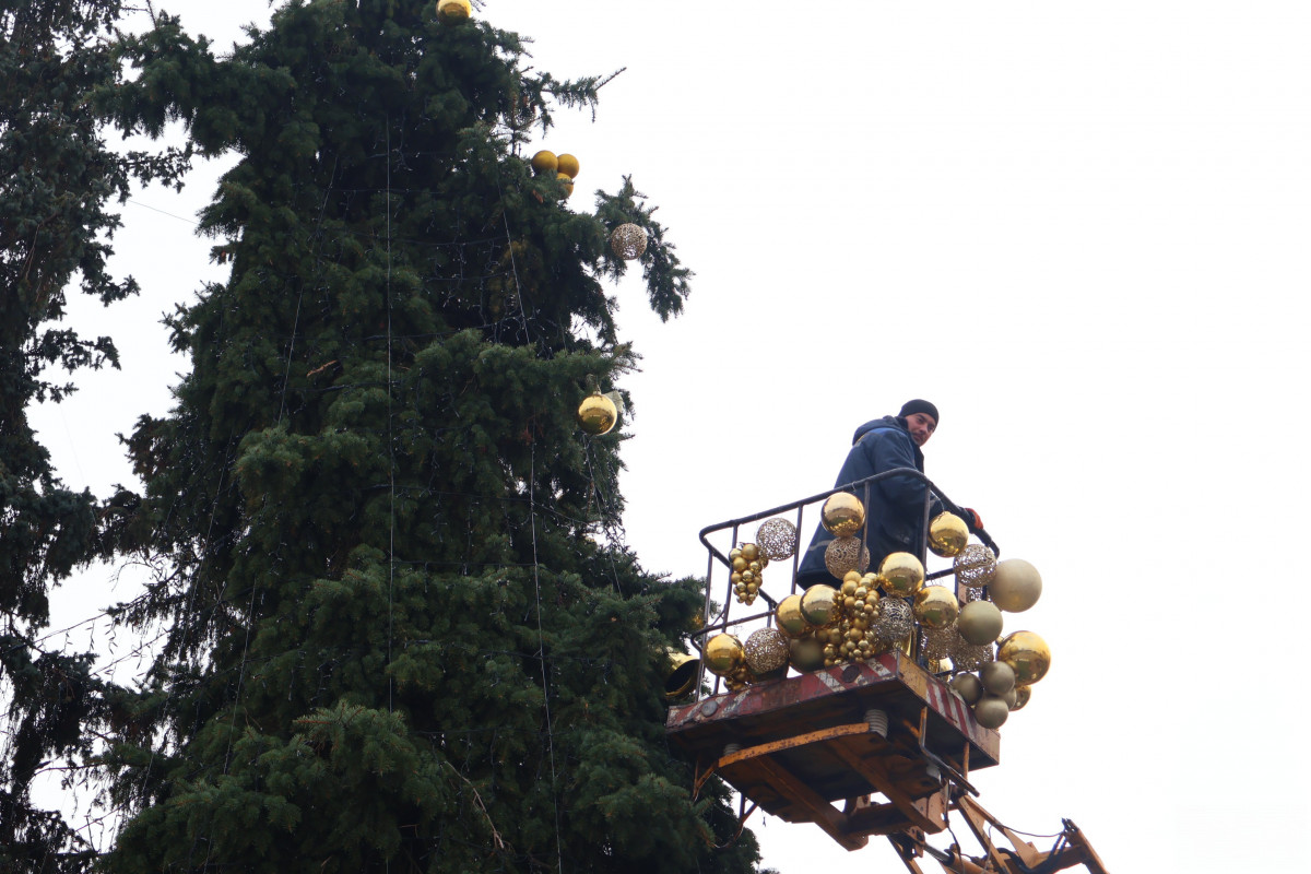 Луцьк в очікуванні свята: ялинки прикрашені, місто готується до Різдва