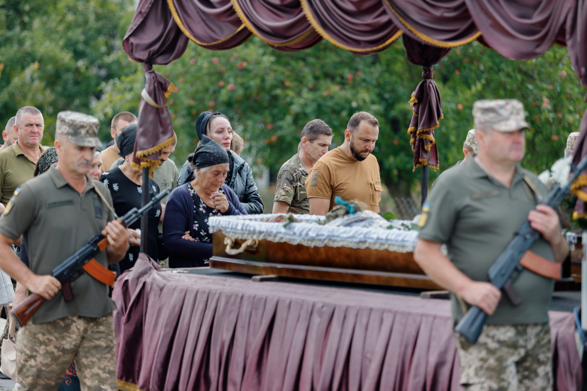 Загинув унаслідок ворожого мінометного обстрілу: на Волині попрощались із Героєм Леонідом Івчуком