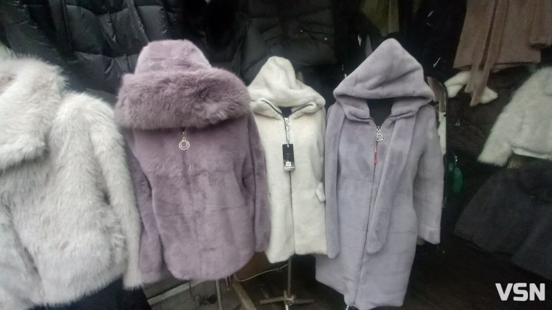 Скільки на ринку у Луцьку коштують зимові куртки та взуття?