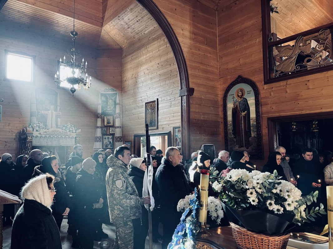 Ворожий обстріл обірвав життя: на Волині попрощалися з полеглим воїном Олександром Денисюком