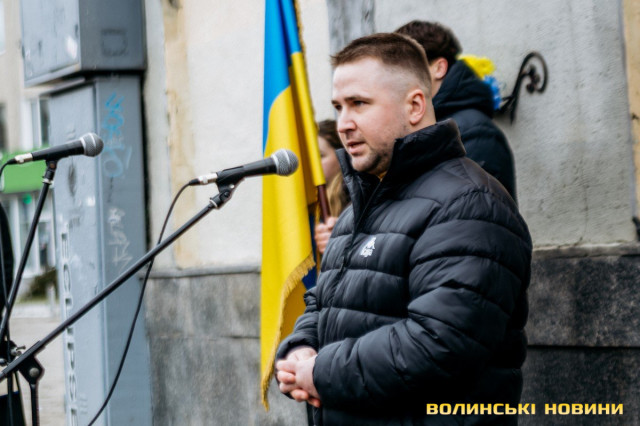 «Він ніколи не думав про себе й не скаржився»: у Луцьку відкрили меморіальну дошку на честь бойового медика Романа Ткача