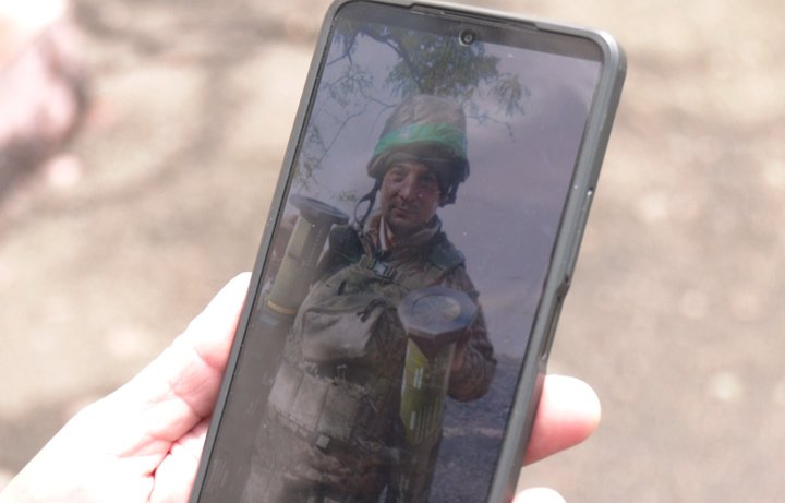 «Я пишу йому листи, які він ніколи не прочитає»: у Луцьку відкрили меморіальну дошку Герою Юрію Кошинському