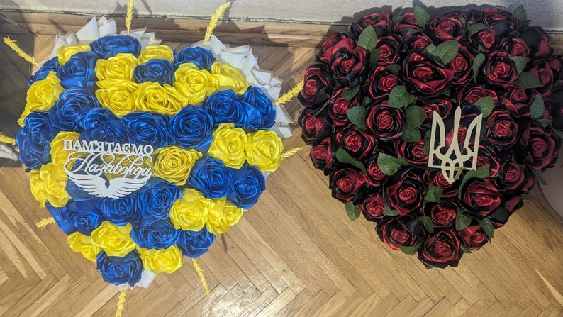 Після загибелі брата на війні лучанка створює атласні квіти, які ставлять на могилах військовослужбовців