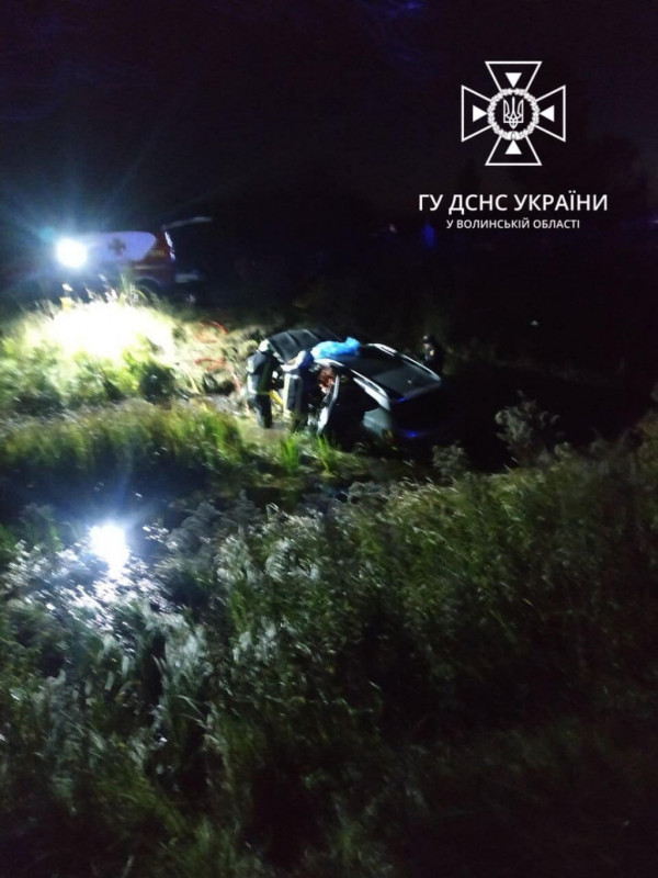 ДТП на Волині: авто в канаві, постраждали троє людей