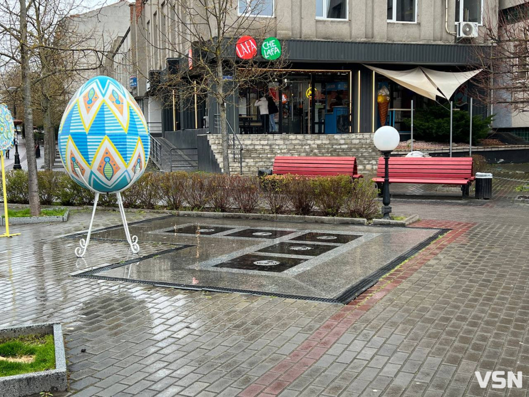 У центрі Луцька готують фонтани до Великодня