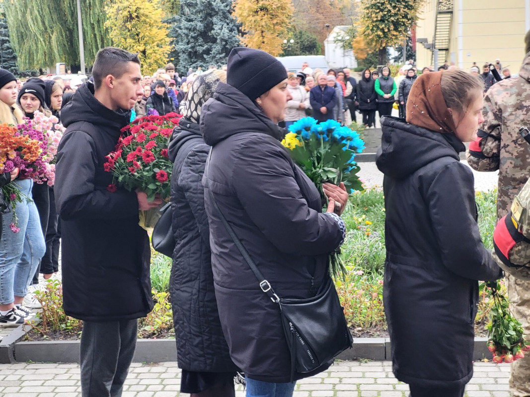 Один син - у полоні, інший - на передовій: на Волині попрощалися із  Героєм Ярославом Богданом