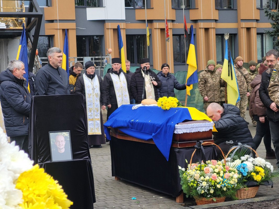 Незадовго до загибелі дізнався, що стане татом третьої доньки: на Волині попрощалися з Героєм Василем Сорокою