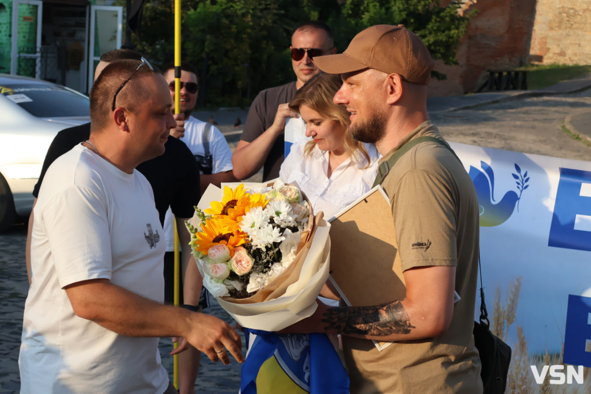«Я взагалі не очікував, що повернуся»: у Луцьку зустріли звільненого з російського полону захисника Олександра Пришка