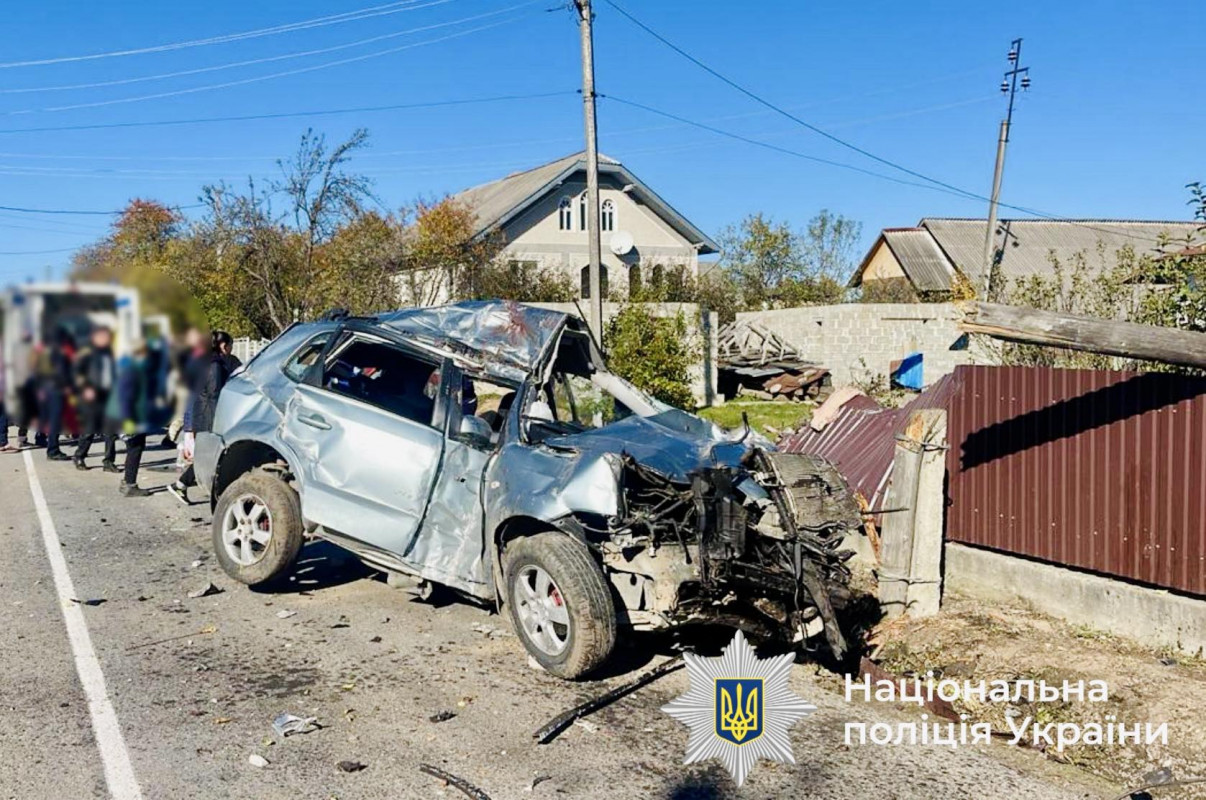 Один його учень загинув, ще трьох дітей госпіталізували: на Івано-Франківщині п’яний вчитель врізався у паркан