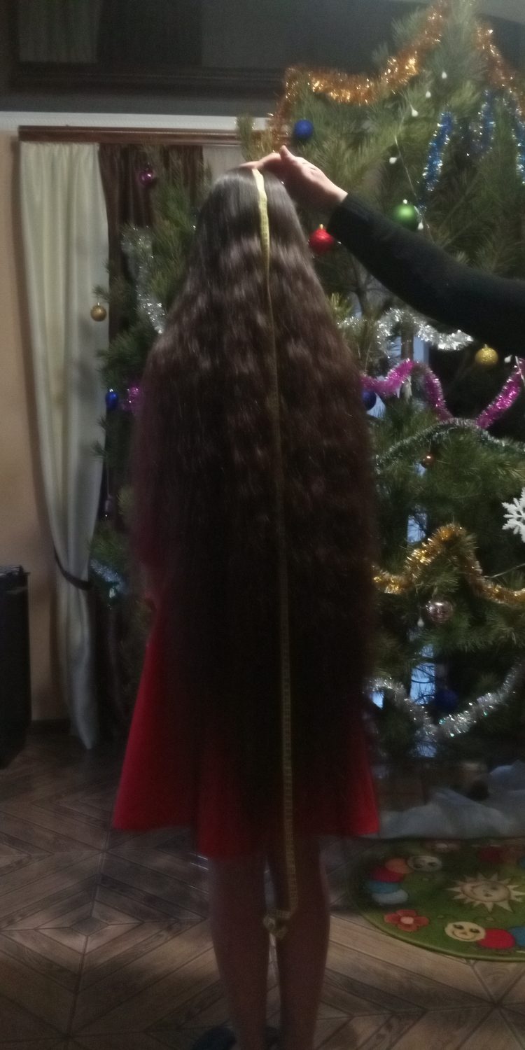 Школярка з Волині виростила косу довжиною у понад метр