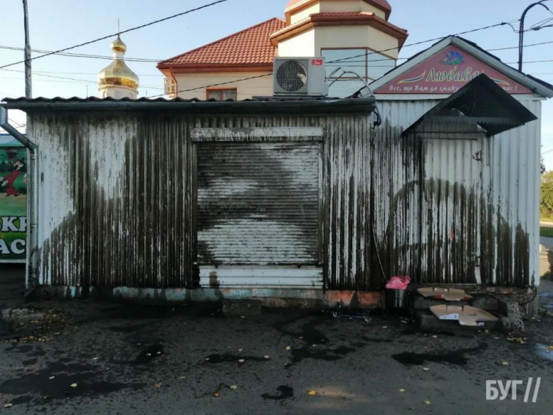 Після пів року тиші напади відновилися: на Волині втретє облили мастилом кіоск підприємця