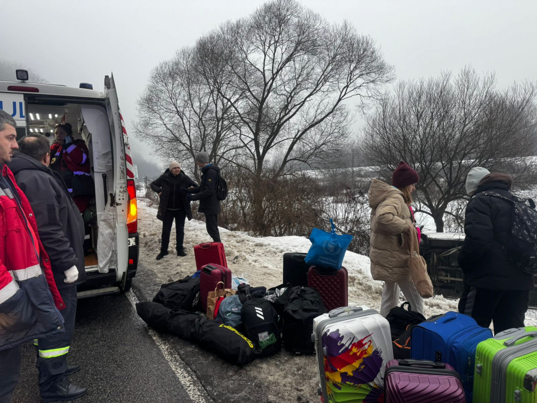 Мікроавтобус із дітьми перекинувся на Закарпатті: юні туристи їхали на відпочинок у Карпати