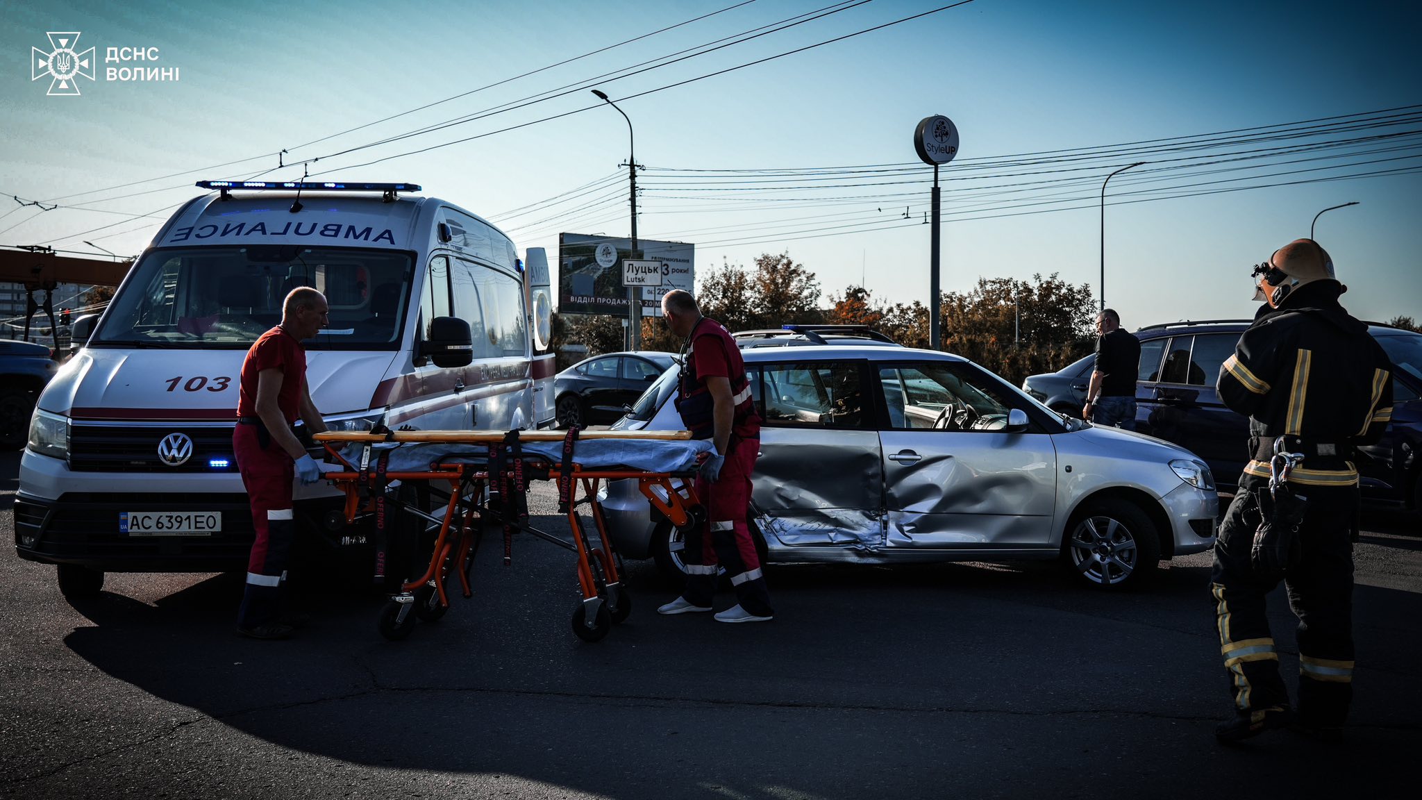 У Луцьку після зіткнення двох авто пасажира затисло у салоні