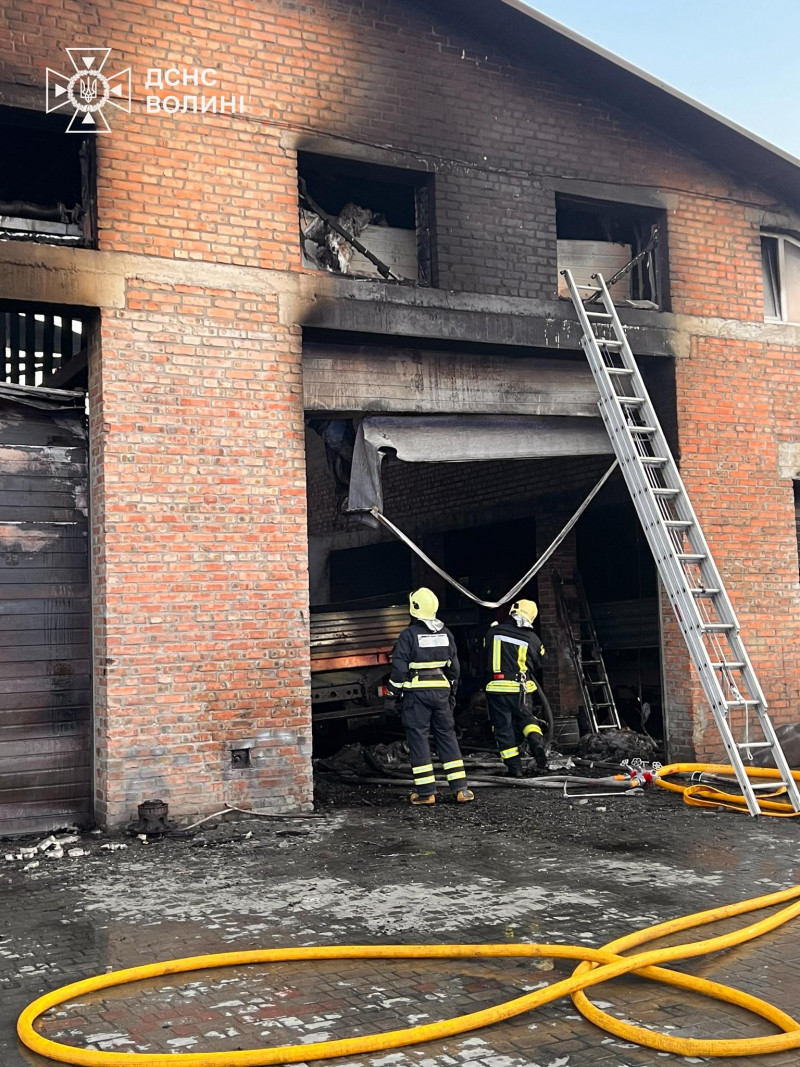 У ДСНС розповіли деталі масштабної пожежі в Луцьку на ЛПЗ