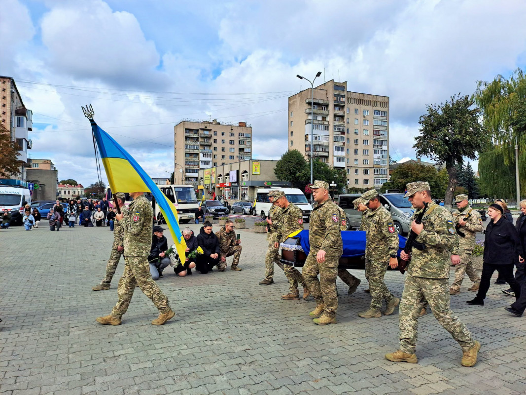 На Волині попрощалися з 33-річним морпіхом Павлом Коломійчуком, який загинув у ДТП