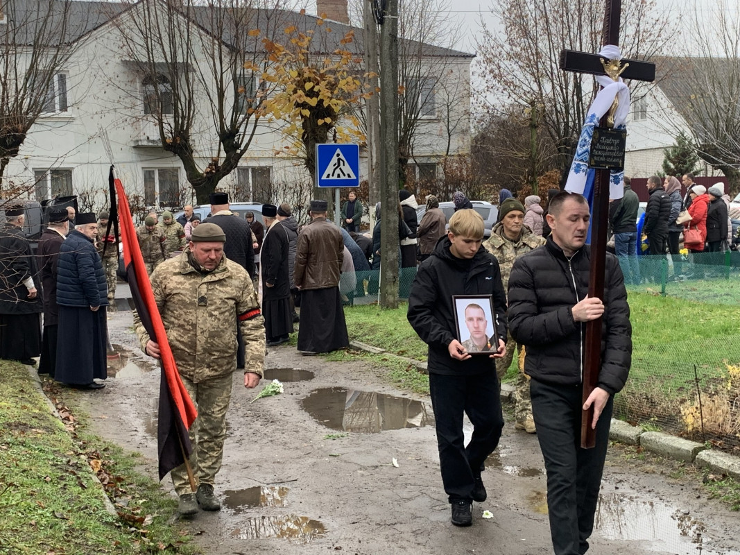 Осиротіли діти, овдовіла молода дружина: на Волині попрощалися з Героєм Володимиром Кравчуком