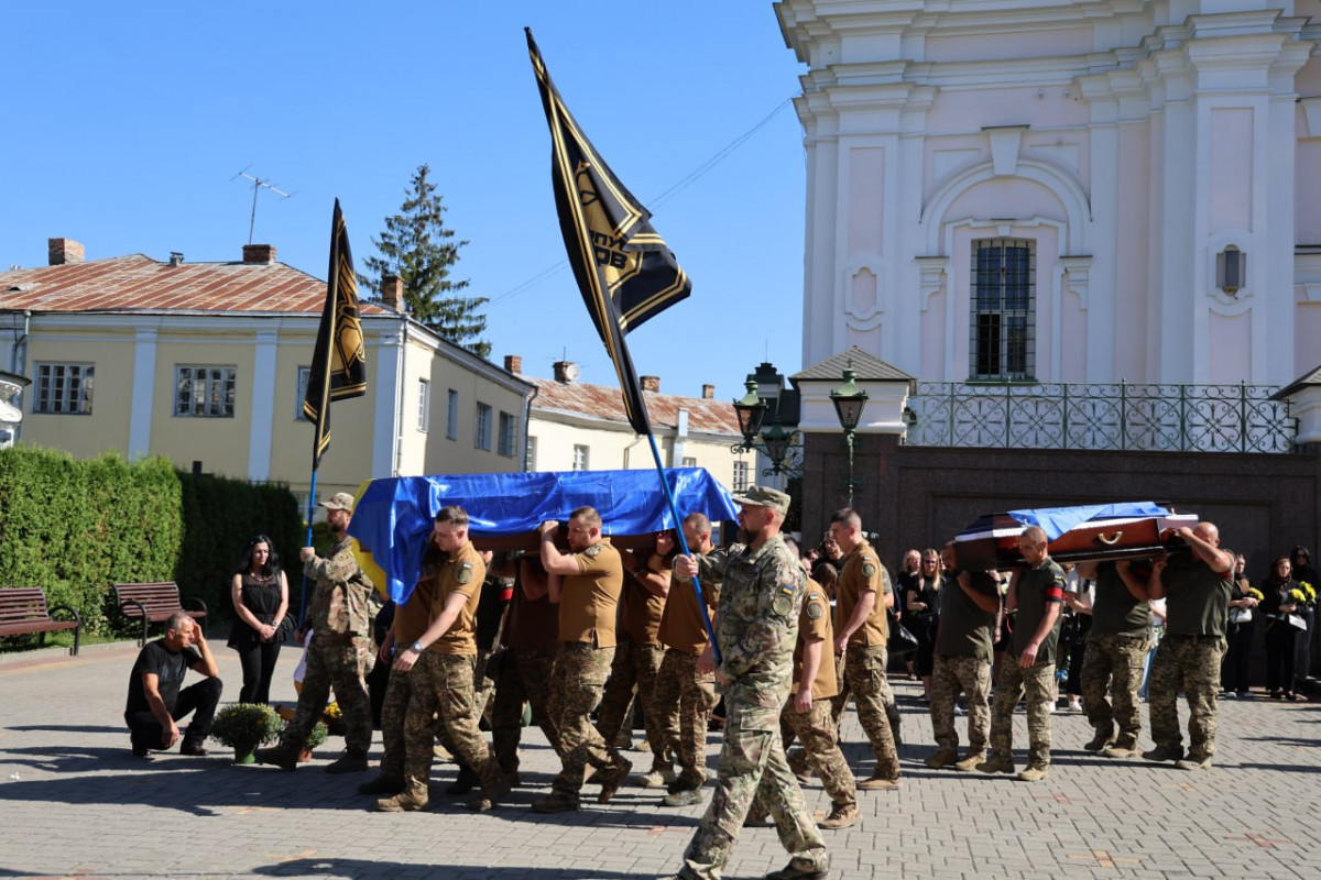 Луцьк у скорботі: місто попрощалося з двома захисниками, які віддали життя за Україну