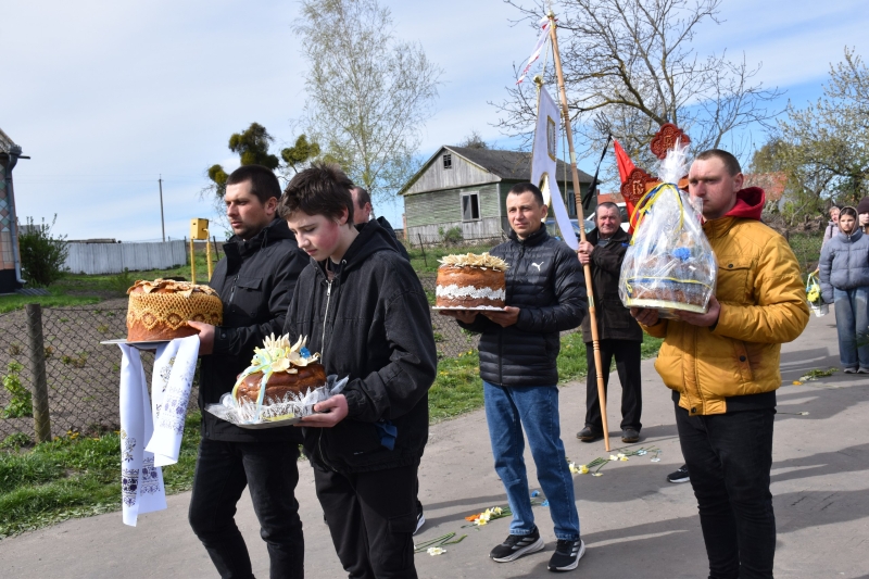 Коровай ділили на кладовищі: на Волині сотні людей прийшли попрощатися з Героєм Миколою Гацем