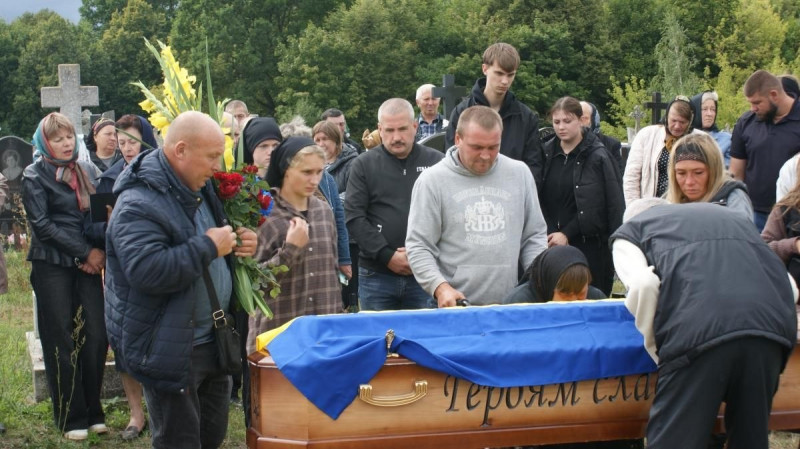 Був ветеринаром і батьком трьох дітей: на Волині в останню путь провели захисника Віталія Гандзюка
