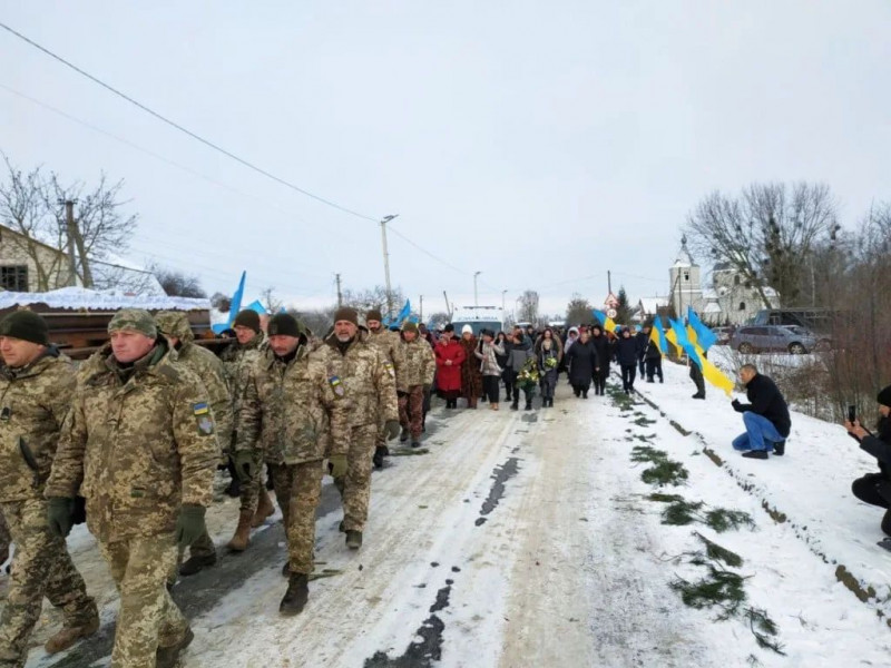 Матір бігла назустріч своєму сину: на Волині поховали Героя Олександра Гапонюка. Фото