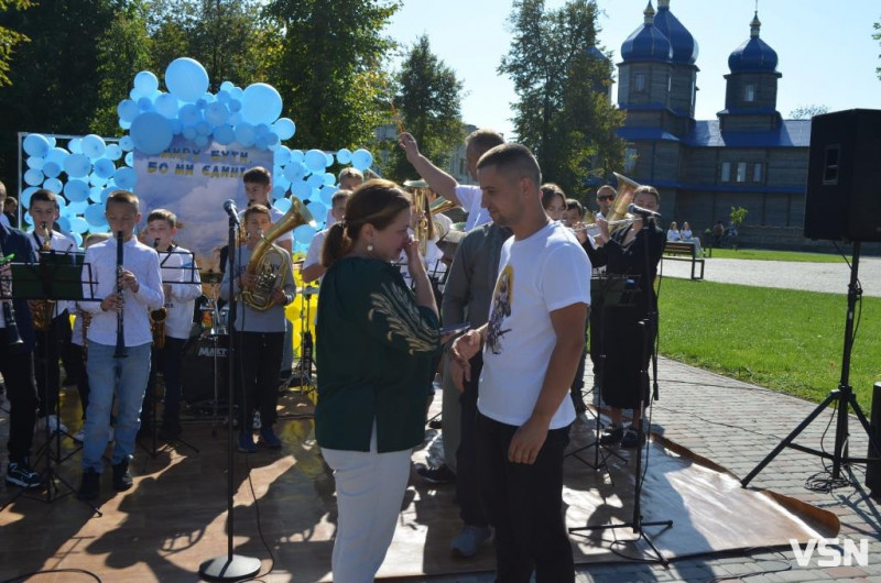 В місті на Волині на благодійному святі зібрали майже 150 тисяч гривень для ЗСУ. Фоторепортаж