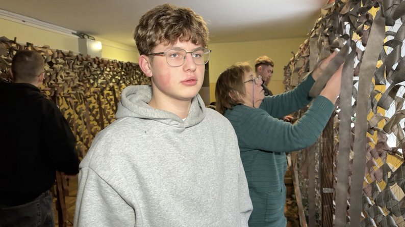 Діти, матері та ветерани: як у Луцьку плетуть сітки для українських військових