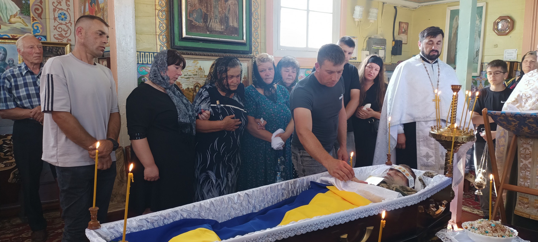 Три доньки втратили батька: на Волині попрощалися з Героєм Сергієм Петровим