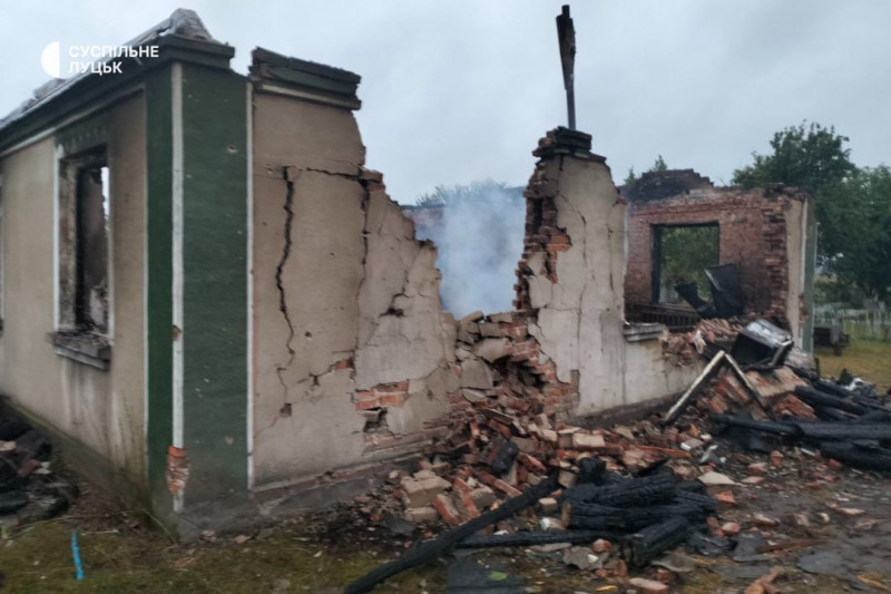 «Згорів будинок, хлів, пилорама, документи та гроші, які були в хаті»: у селі у Луцькому районі з літака впав боєприпас
