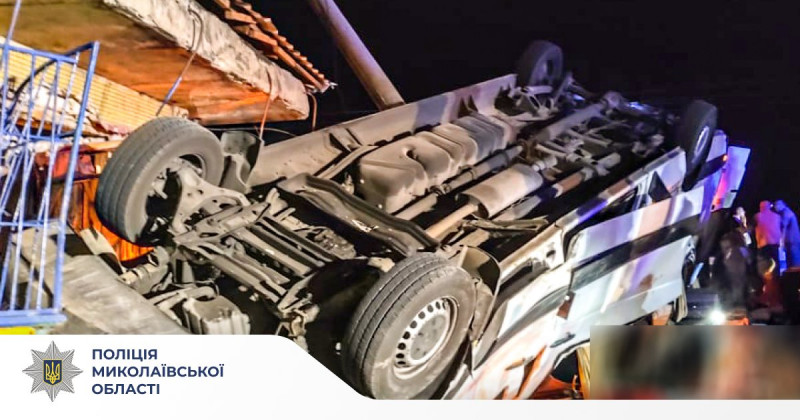 Моторошна ДТП на Миколаївщині: рейсовий автобус з 20 пасажирами злетів у кювет, є загиблі та травмовані