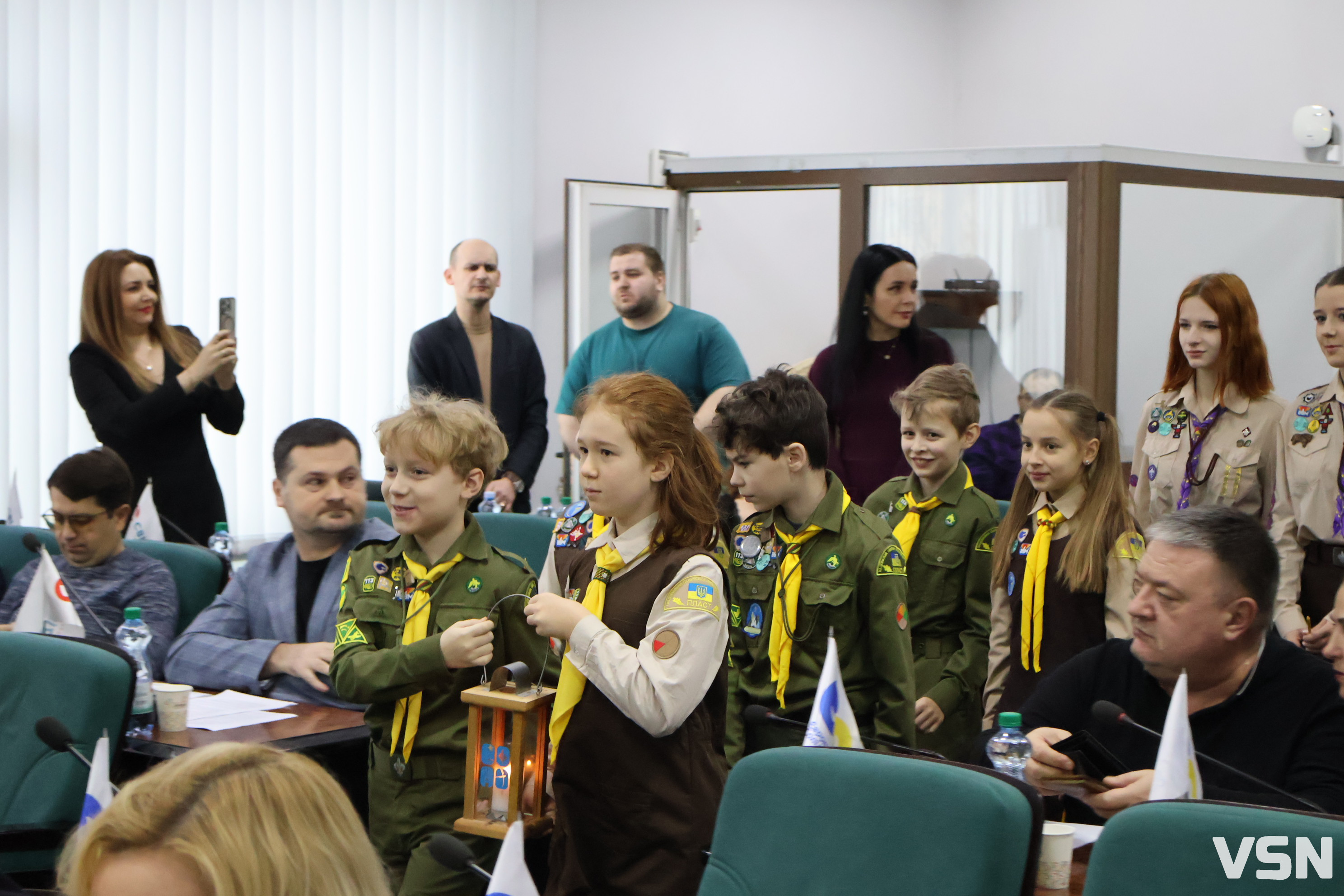 Світло миру в сесійній залі: пластуни передали Вифлеємський вогонь Луцькій міськраді