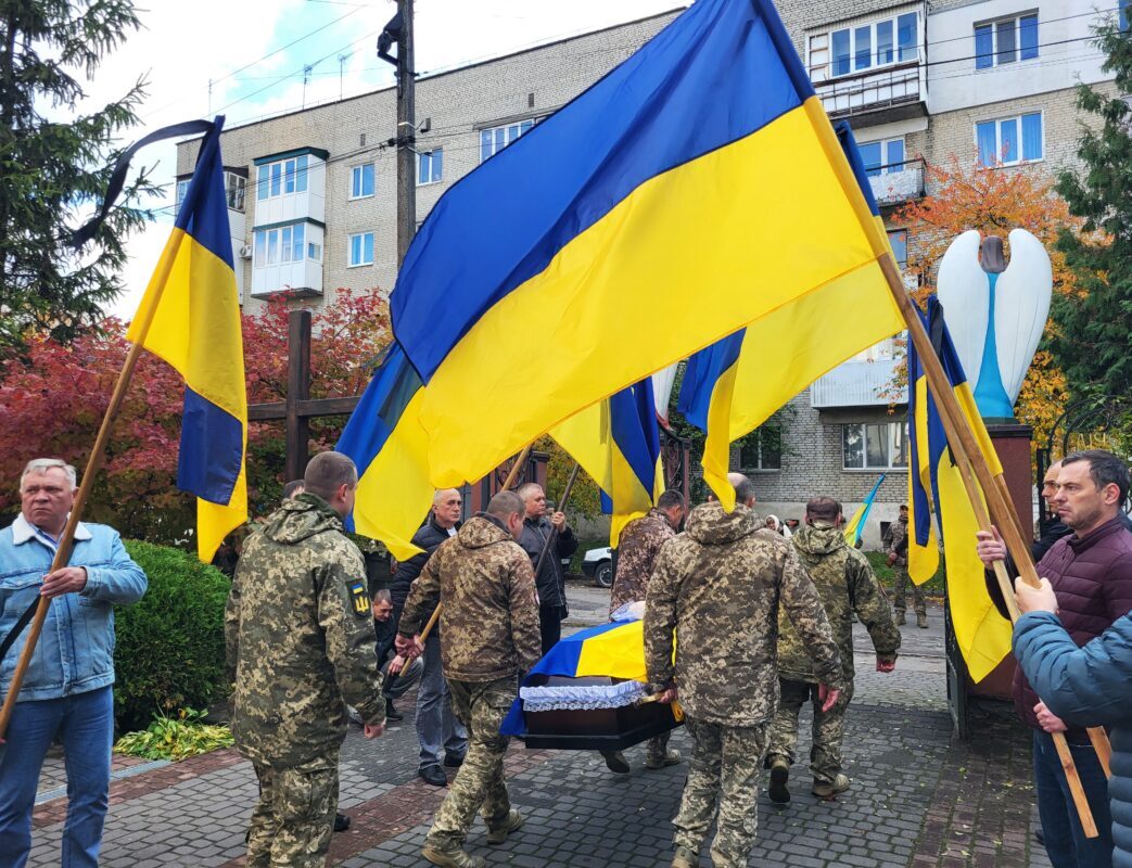 Загинув, рятуючи побратима: на Волині поховали сапера Віктора Савчука, який загинув на Курщині