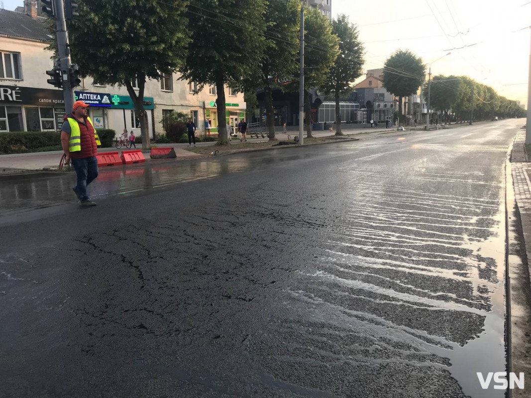 На проспекті Волі у Луцьку завершили укладати асфальт. Обіцяють відкрити наступного тижня