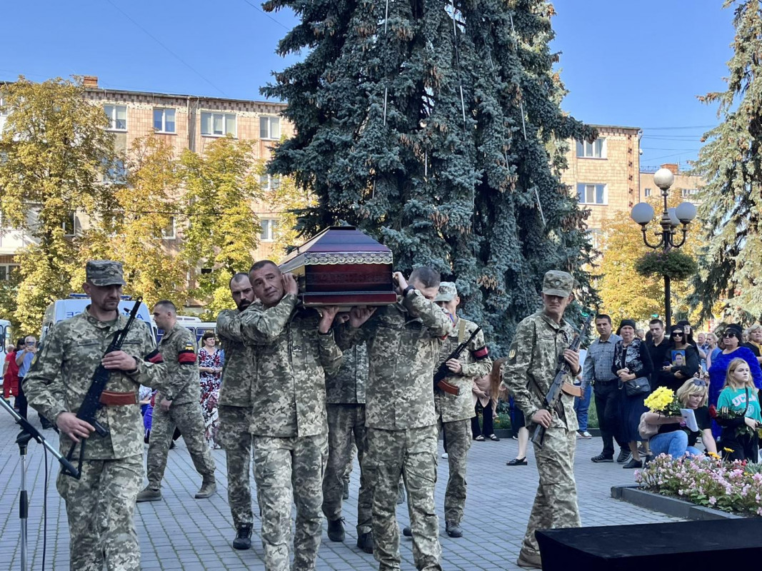 «На власні очі бачив усе пекло війни»: на Волині попрощалися з Героєм Петром Бежаном. Фото