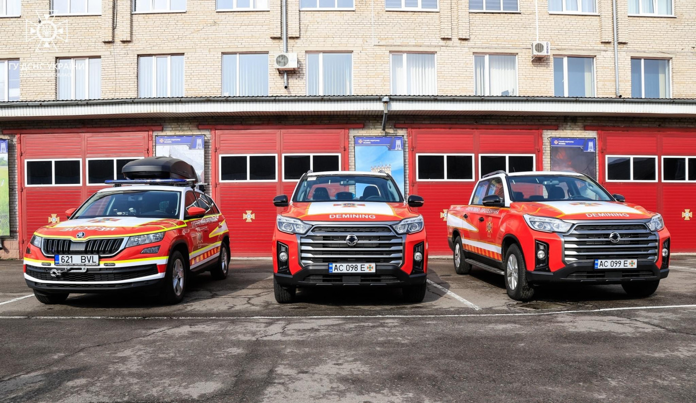 Волинські рятувальники отримали автомобілі від іноземних партнерів
