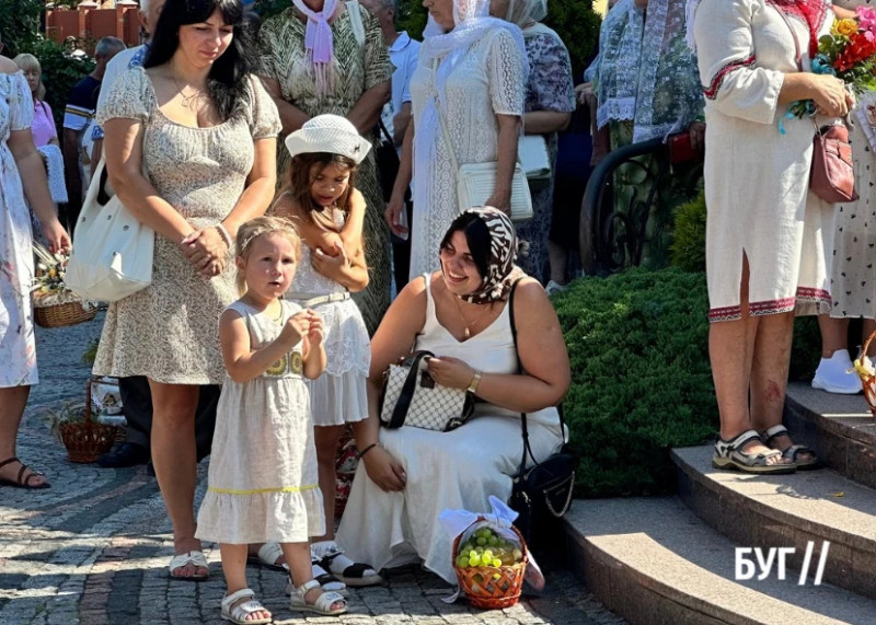З кошиками до храму: як на Волині відзначають Яблучний Спас