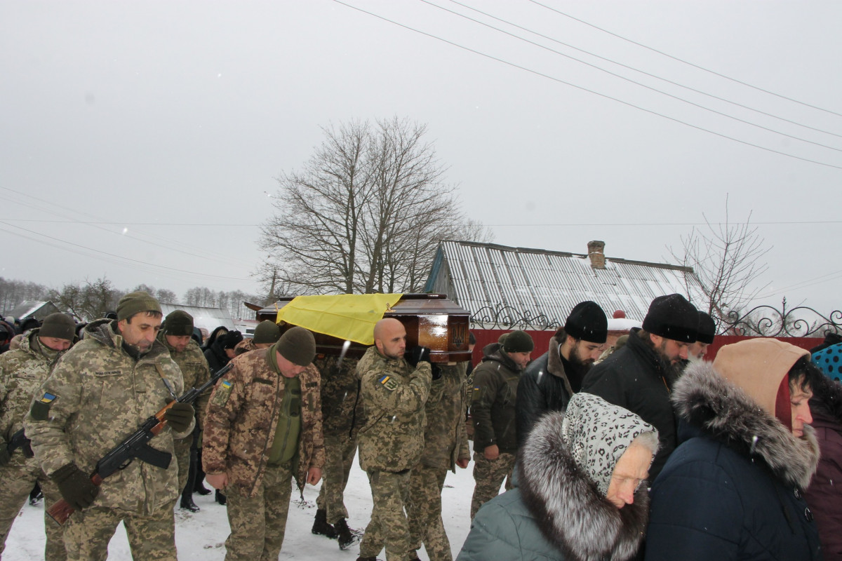 Загинув ще влітку: на Волині все село прийшло на поховання 25-річного Героя Владислава Величка