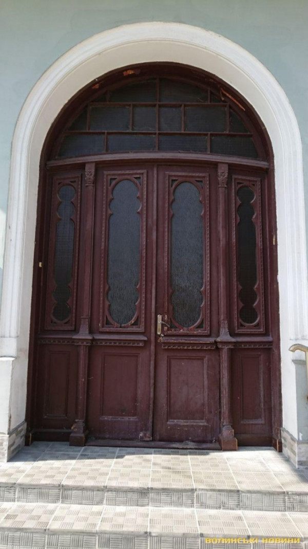 У Луцьку відремонтують двоє старовинних дверей