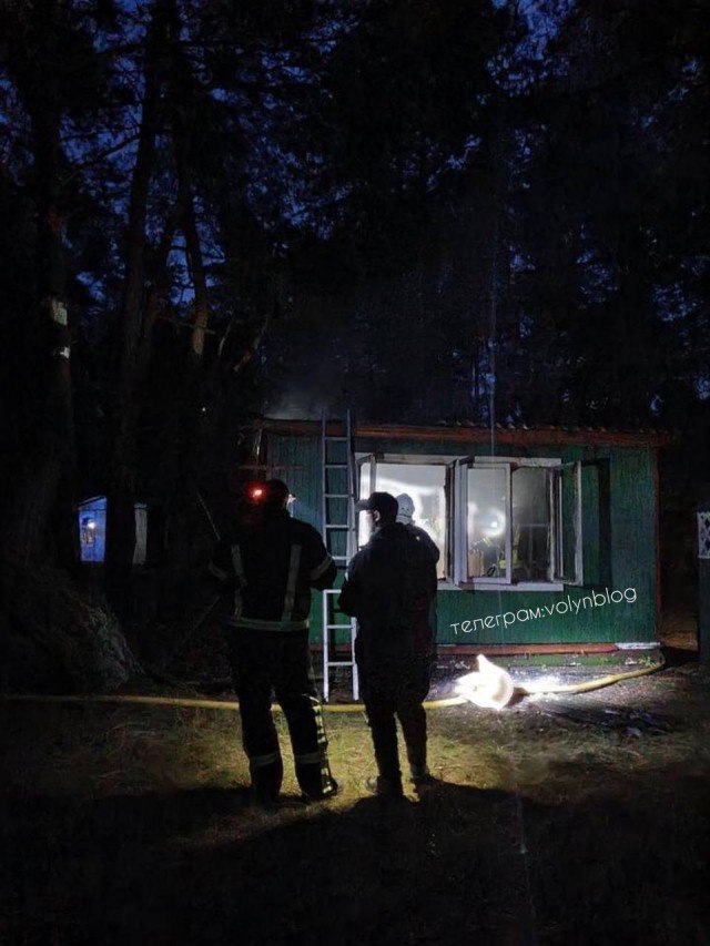 Неподалік Світязя блискавка вдарила у будинок з туристами, виникла пожежа