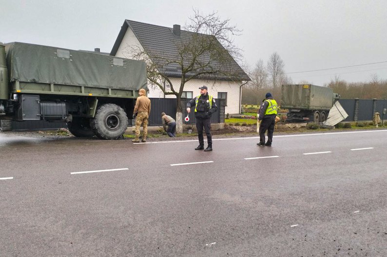 Вантажівка НГУ протаранила паркан приватного будинку: деталі смертельної аварії на Волині